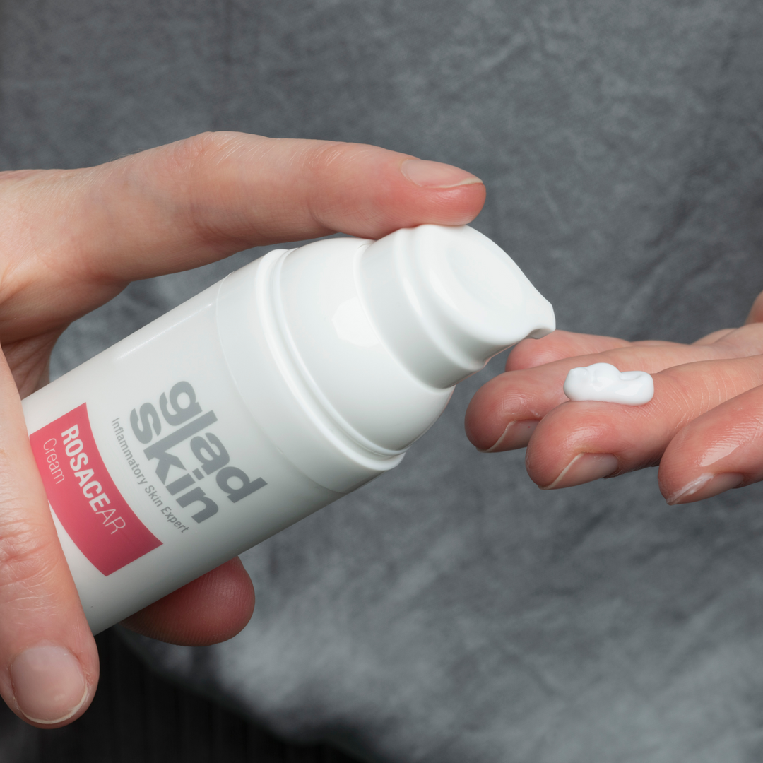 Gladskin rosacear cream wordt op de vingers gepompt om het vervolgens op het gezicht te smeren