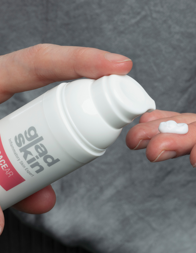 ROSACEAR Cream is een medisch hulpmiddel dat de rosacea-gevoelige huid kalmeert en roodheid in het gezicht zichtbaar vermindert.