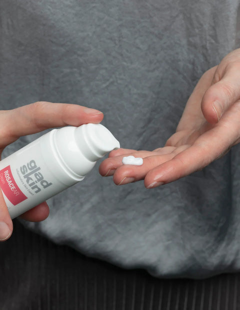 ROSACEAR Cream is een medisch hulpmiddel dat de rosacea-gevoelige huid kalmeert en roodheid in het gezicht zichtbaar vermindert.