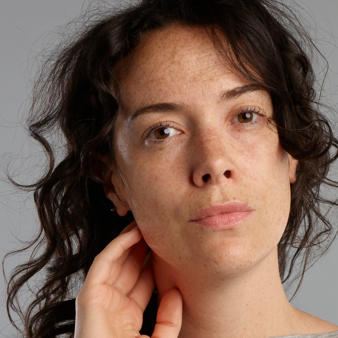 Een foto van een vrouw met donker krullend haar